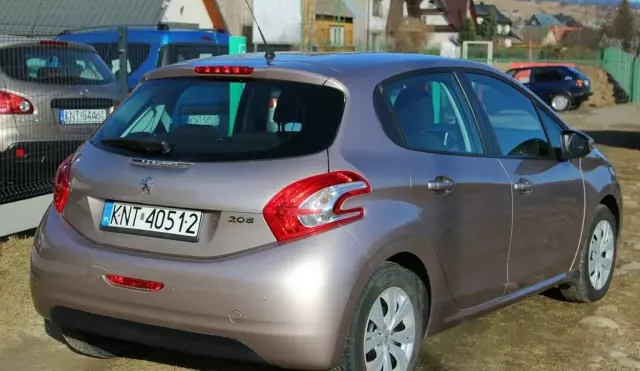 PEUGEOT 208 