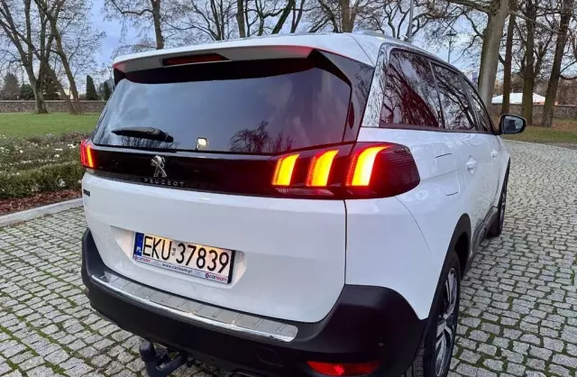 PEUGEOT 5008 