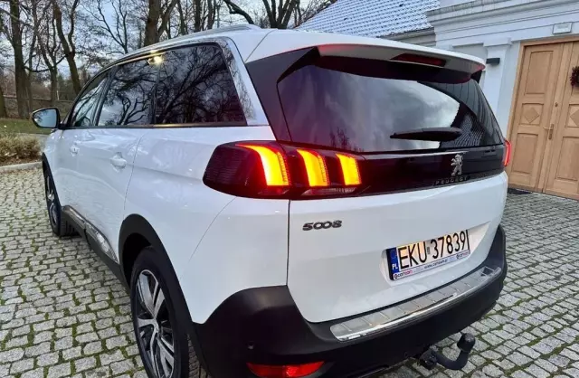 PEUGEOT 5008 