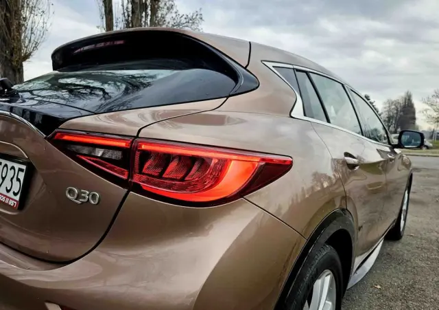 INFINITI Q30 1.6t Premium