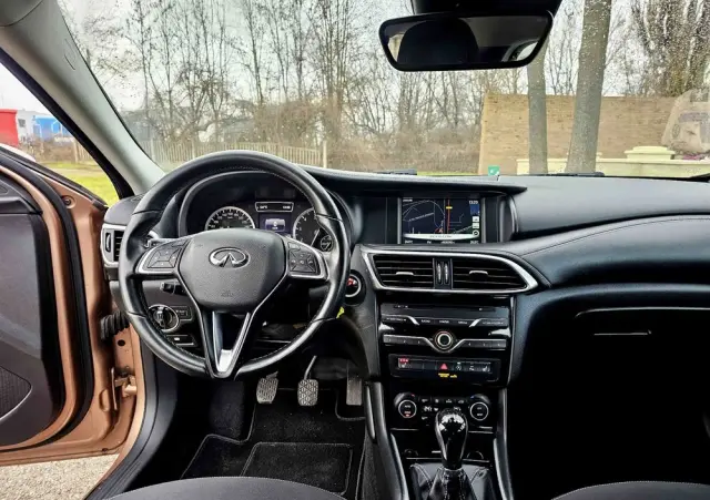 INFINITI Q30 1.6t Premium