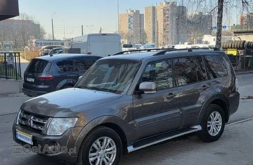 MITSUBISHI Pajero 