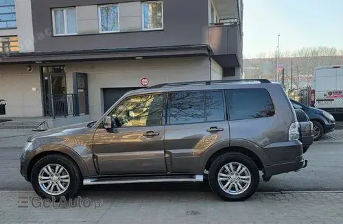 MITSUBISHI Pajero 