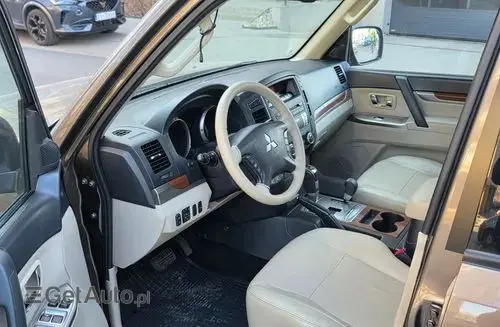 MITSUBISHI Pajero 