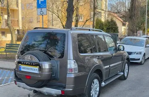 MITSUBISHI Pajero 