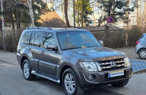 MITSUBISHI Pajero 