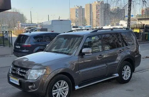 MITSUBISHI Pajero 