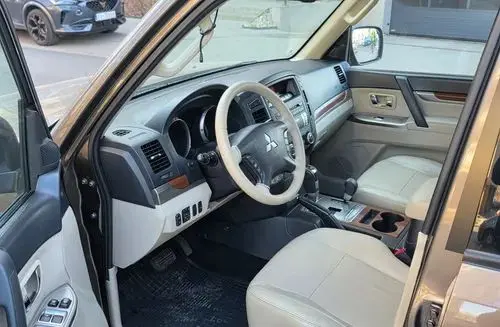 MITSUBISHI Pajero 