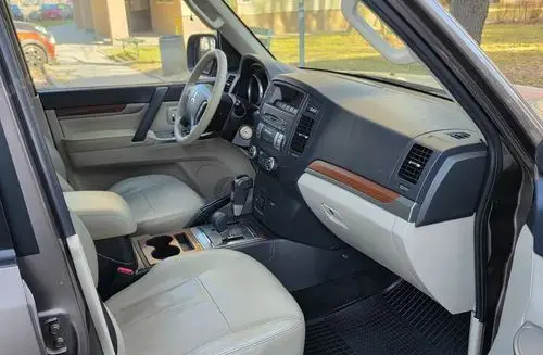 MITSUBISHI Pajero 