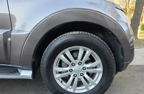 MITSUBISHI Pajero 