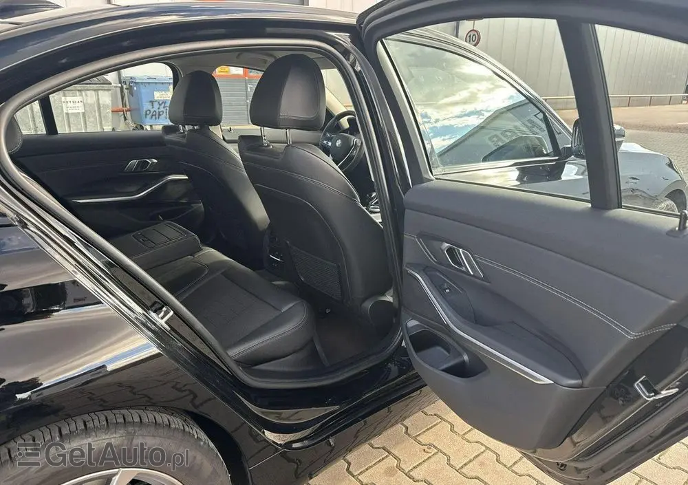 BMW Seria 3 318i Sport Line