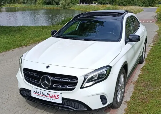 MERCEDES-BENZ GLA 200 7G-DCT