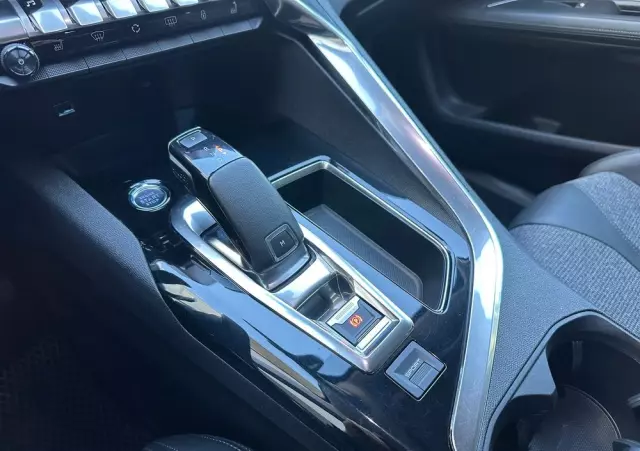 PEUGEOT 3008 1.2 PureTech Allure S&S EAT8