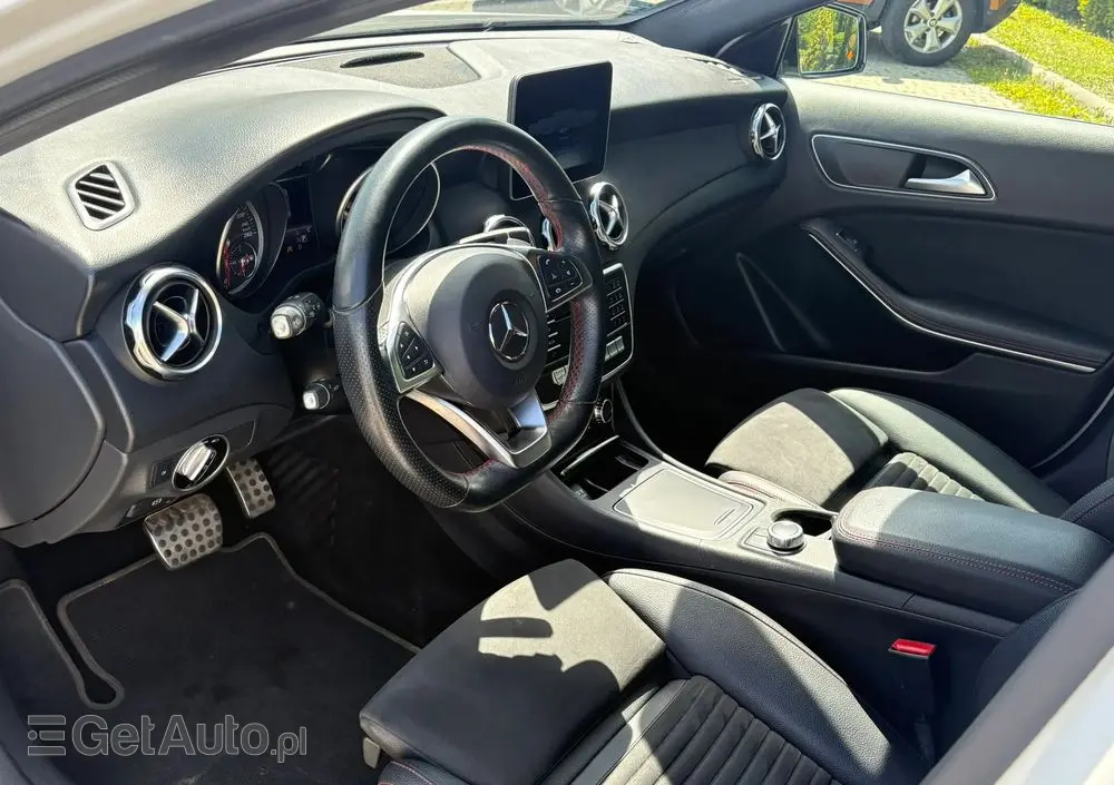 MERCEDES-BENZ GLA 180 7G-DCT AMG Line