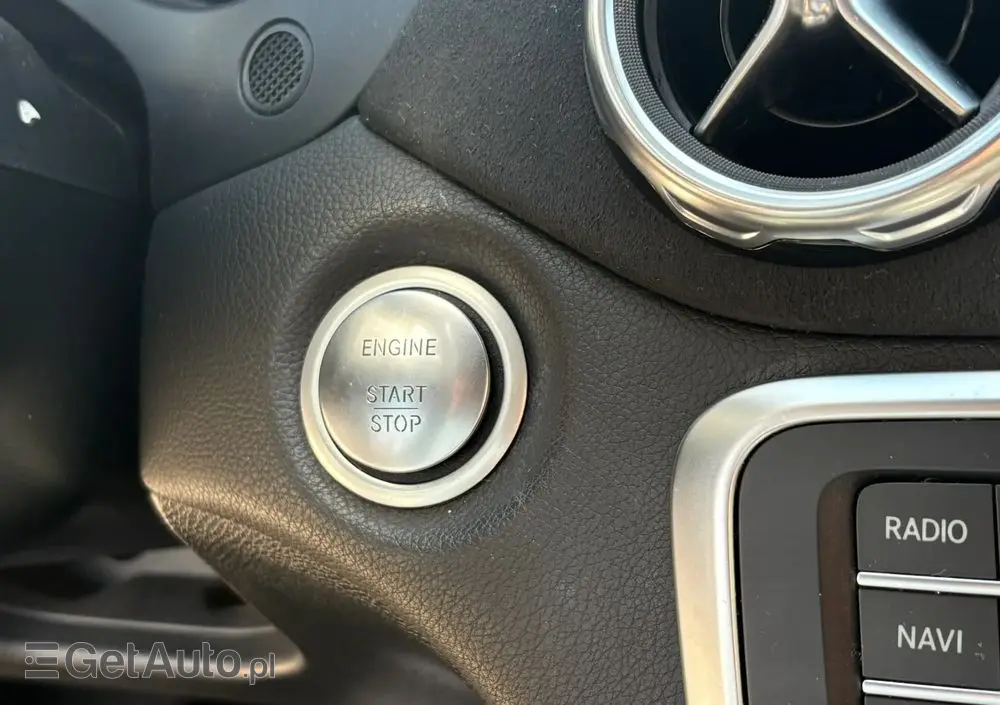 MERCEDES-BENZ GLA 180 7G-DCT AMG Line