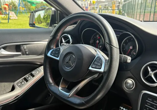 MERCEDES-BENZ GLA 180 7G-DCT AMG Line