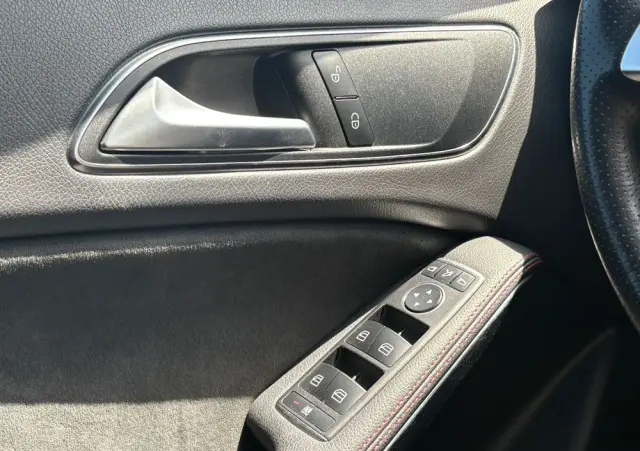 MERCEDES-BENZ GLA 180 7G-DCT AMG Line