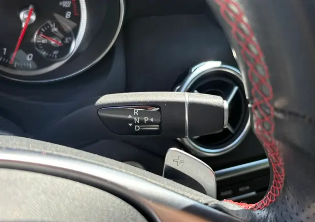 MERCEDES-BENZ GLA 180 7G-DCT AMG Line