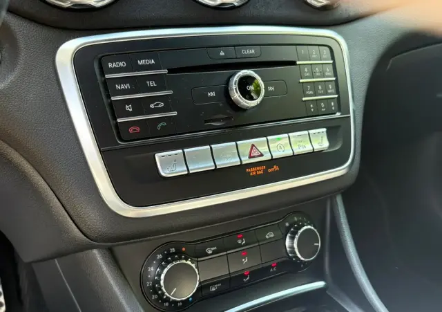 MERCEDES-BENZ GLA 180 7G-DCT AMG Line