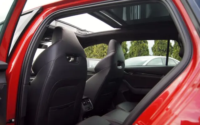 SKODA Octavia Combi 2.0 TSI DSG RS