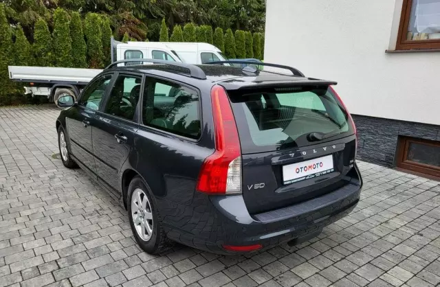 VOLVO V50 