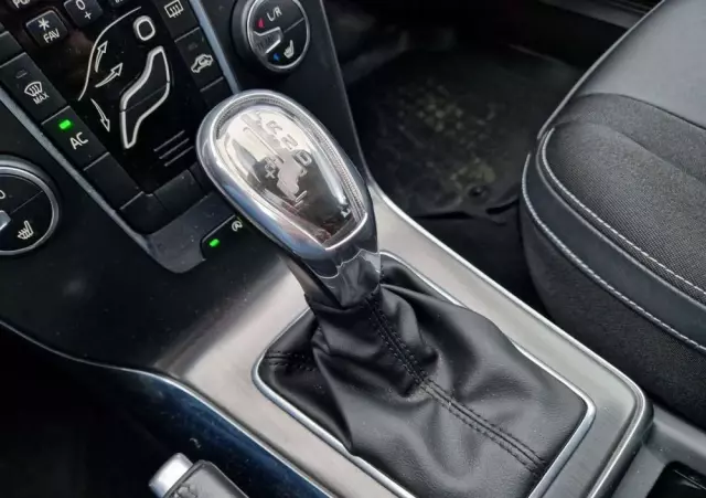 VOLVO V40 D3 Geartronic Summum