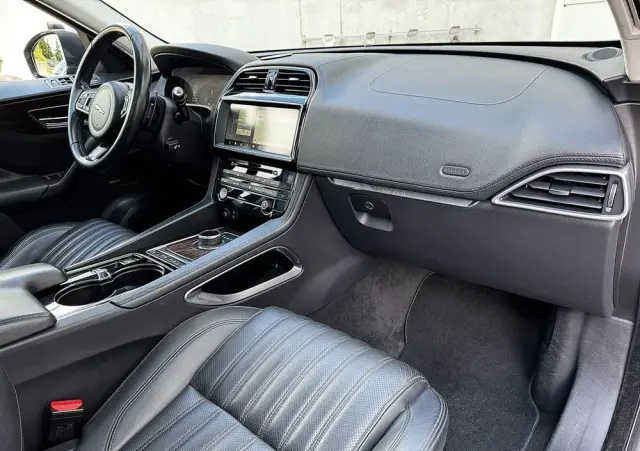 JAGUAR F-Pace 2.0 i4D AWD Prestige
