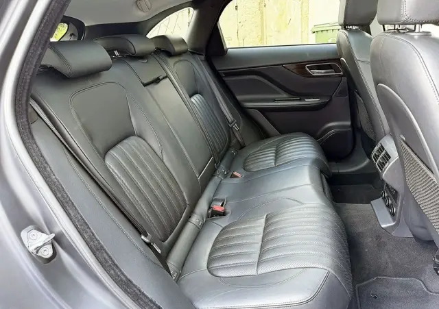 JAGUAR F-Pace 2.0 i4D AWD Prestige
