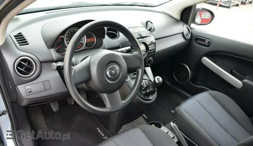 MAZDA 2 