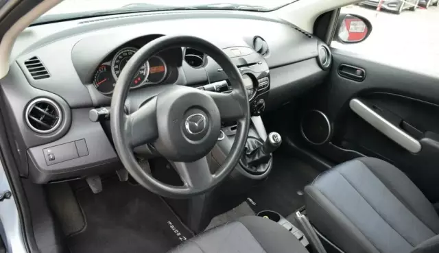 MAZDA 2 