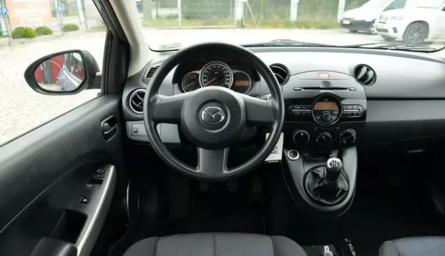 MAZDA 2 