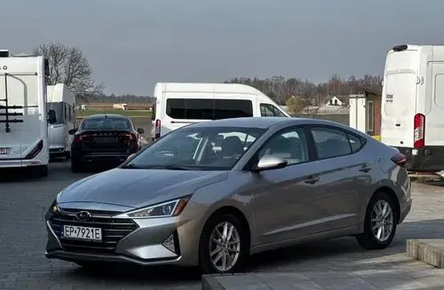 HYUNDAI Elantra 