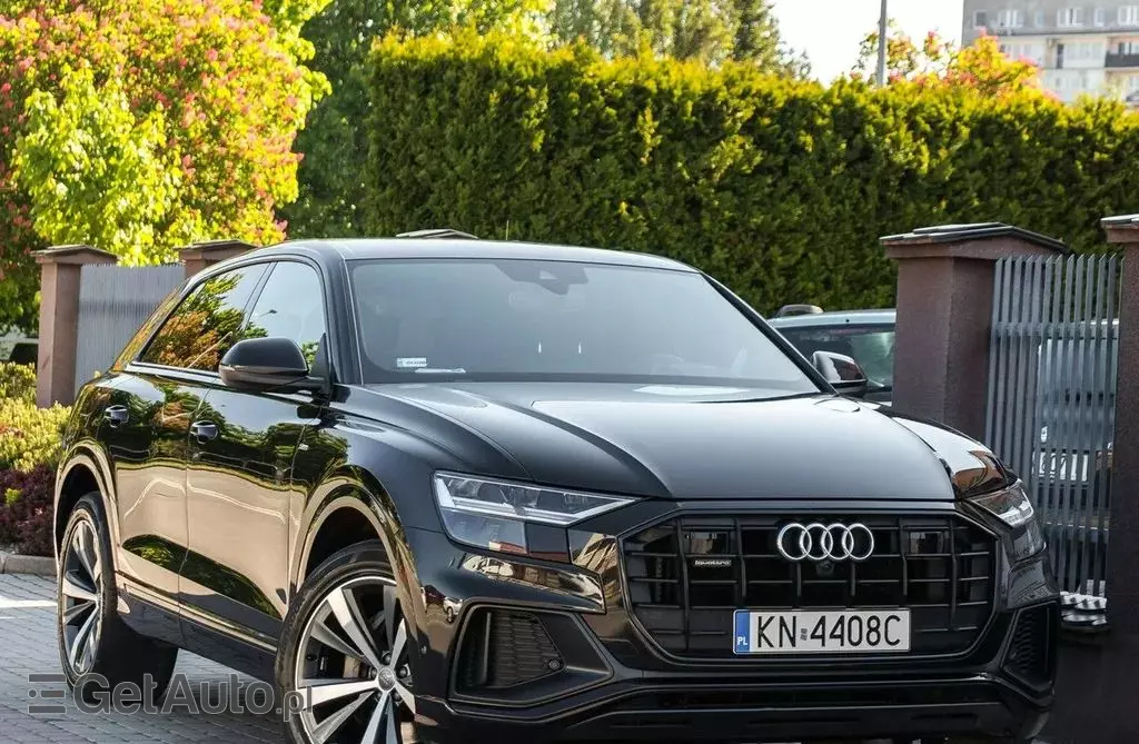 AUDI Q8 