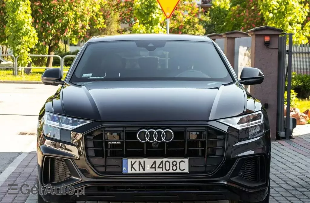 AUDI Q8 