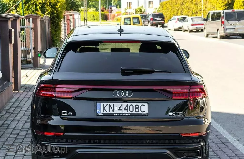 AUDI Q8 