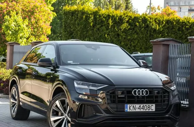 AUDI Q8 