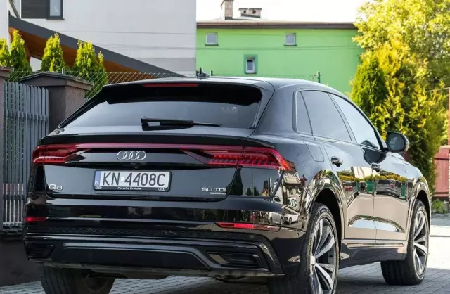 AUDI Q8 