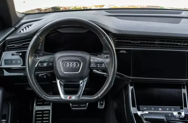 AUDI Q8 