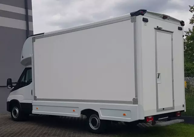 IVECO DAILY KONTENER NISKOPODŁOGOWY 4,43x2,23x2,42 SKLEP FOODTRUCK BAR KLIMA KONIOWÓZ KAMPER 