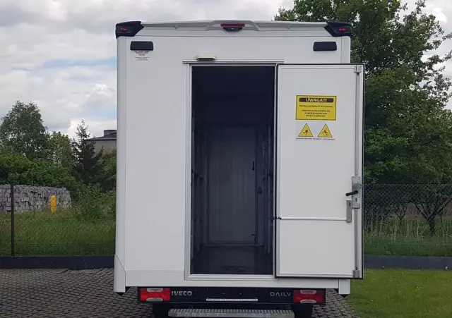 IVECO DAILY KONTENER NISKOPODŁOGOWY 4,43x2,23x2,42 SKLEP FOODTRUCK BAR KLIMA KONIOWÓZ KAMPER 