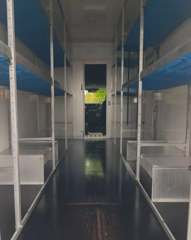 IVECO DAILY KONTENER NISKOPODŁOGOWY 4,43x2,23x2,42 SKLEP FOODTRUCK BAR KLIMA KONIOWÓZ KAMPER 