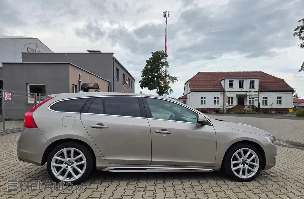 VOLVO V60 