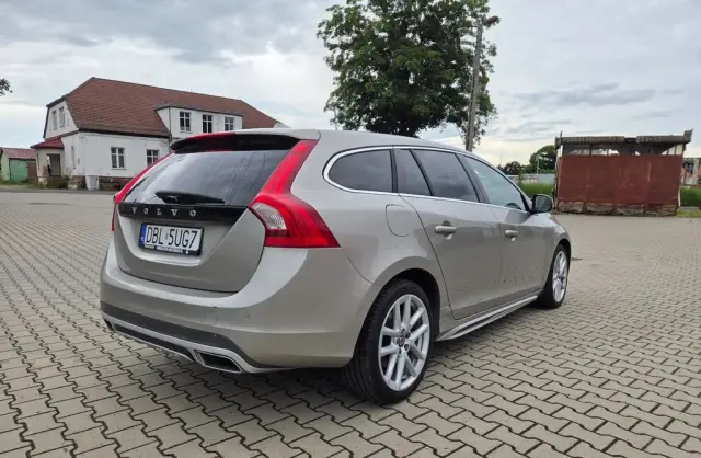 VOLVO V60 