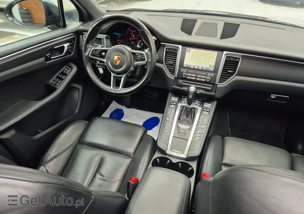 PORSCHE Macan 