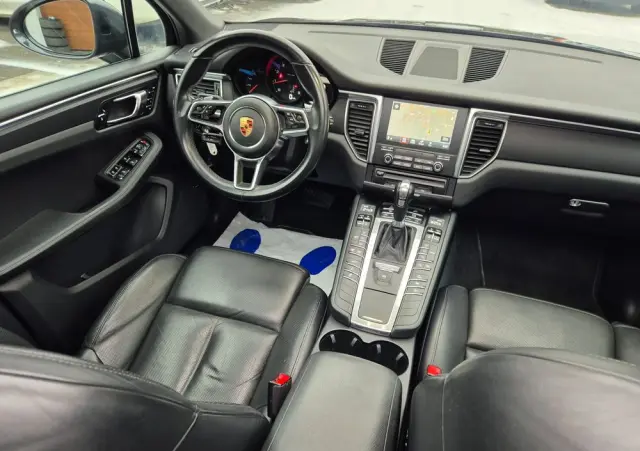 PORSCHE Macan 