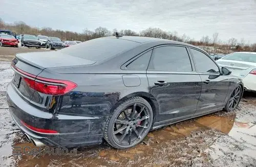 AUDI S8 