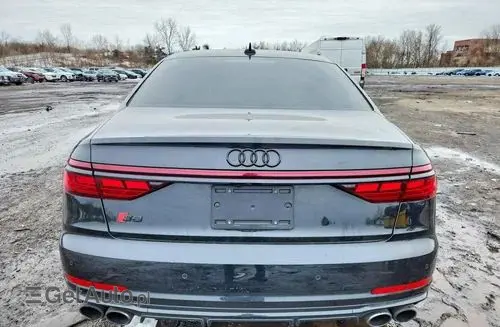 AUDI S8 