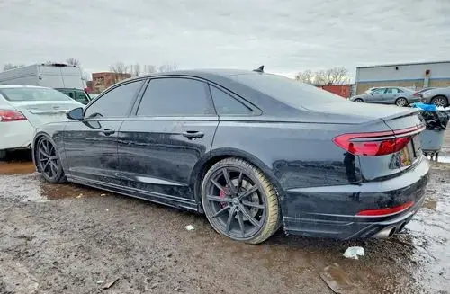 AUDI S8 