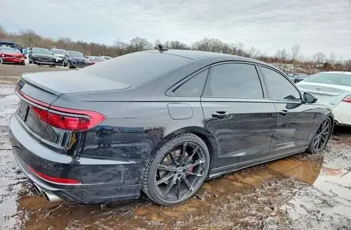 AUDI S8 