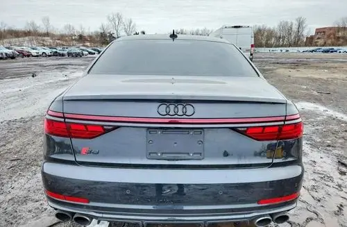 AUDI S8 